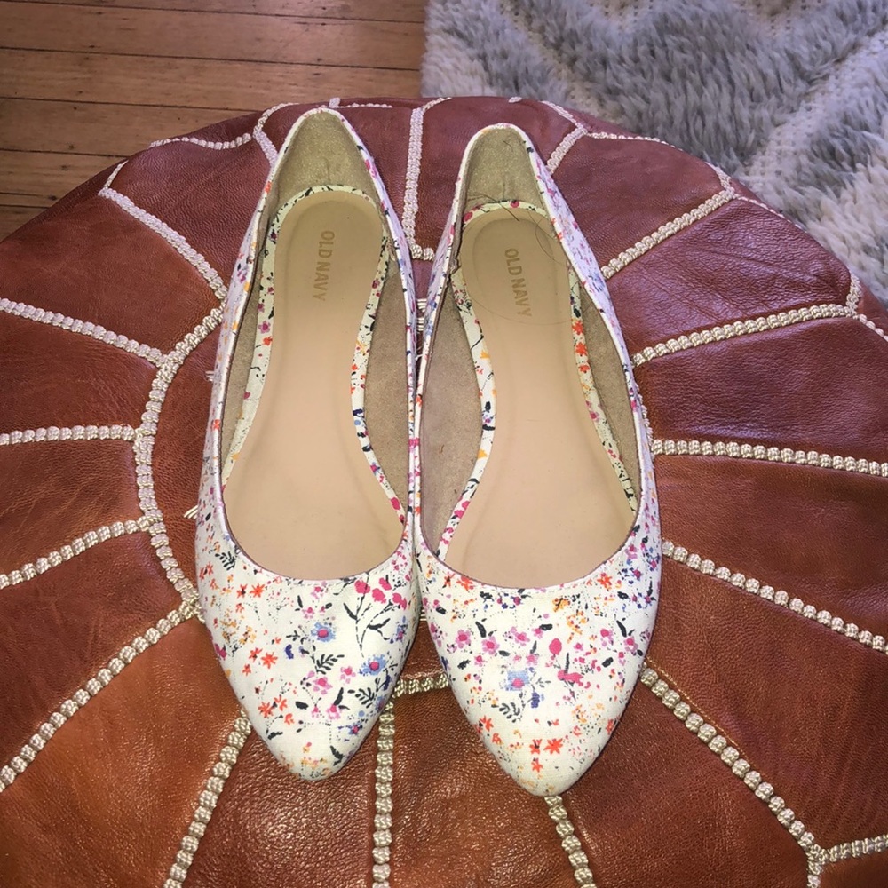 Like-new Old Navy Floral Flats. Size 8.